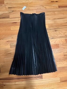 Black Pleated Vegan Leather Midi Skirt - Brand: Banana Republic